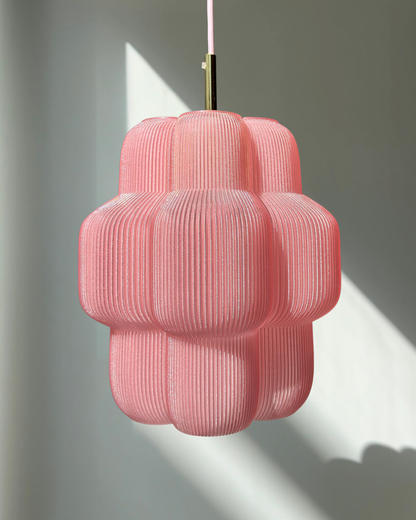 Lámpara colgante escultórica Petulia en biopolímero translúcido rosa con diseño de flor de cinco pétalos