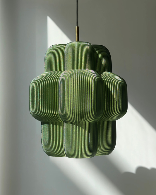Lámpara colgante escultórica Petulia color verde translúcido. Forma de flor de cinco pétalos diseño escultural